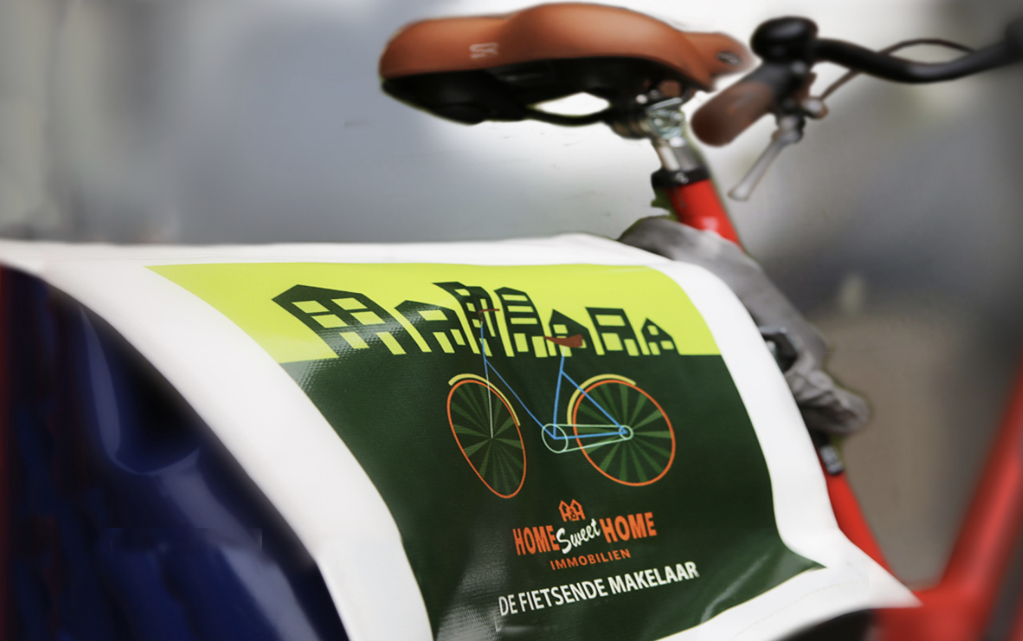 De Fietsende Makelaar, herkenningstas met logo
